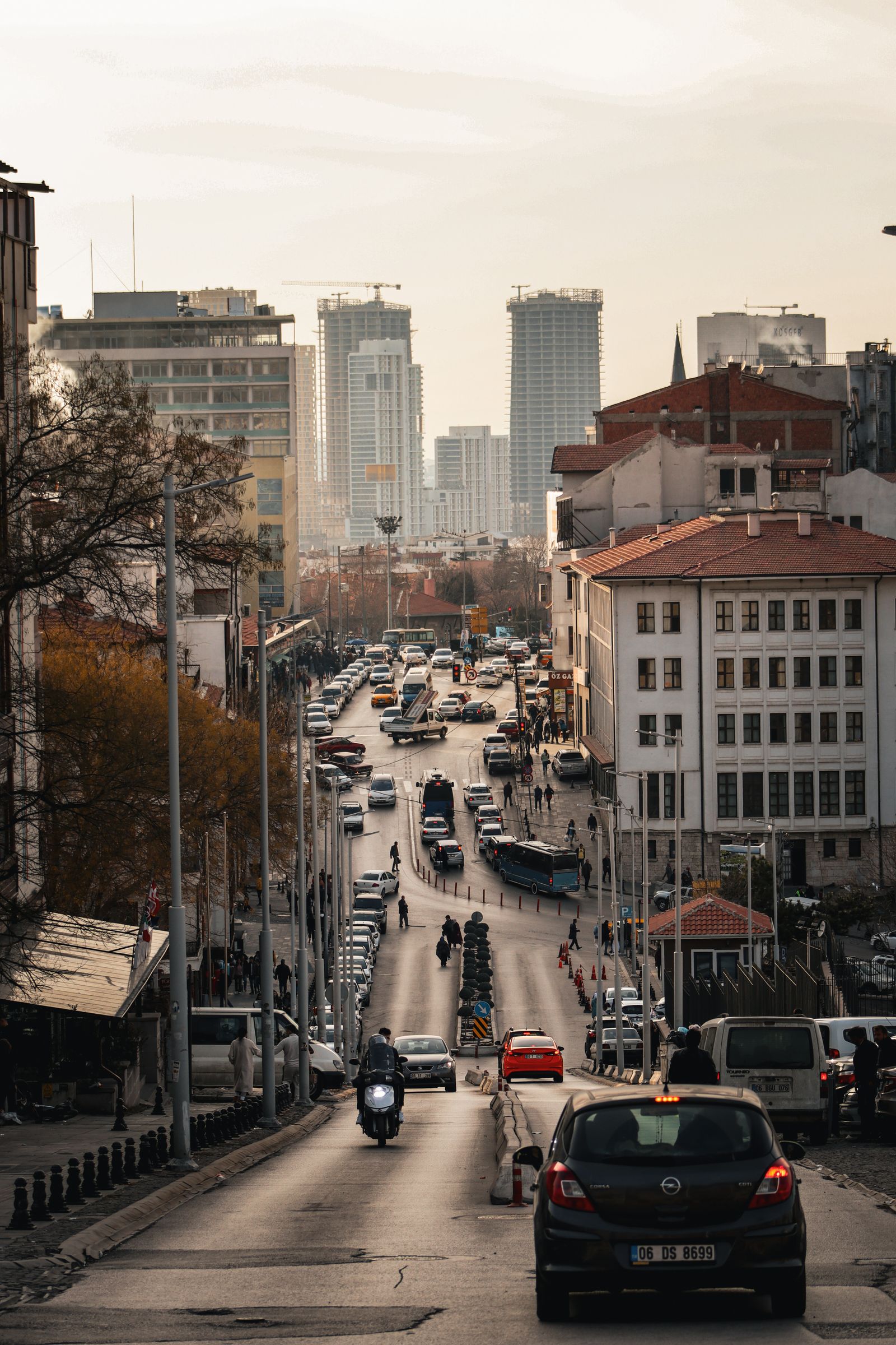 Ankara şehir trafiğinde otomobiller